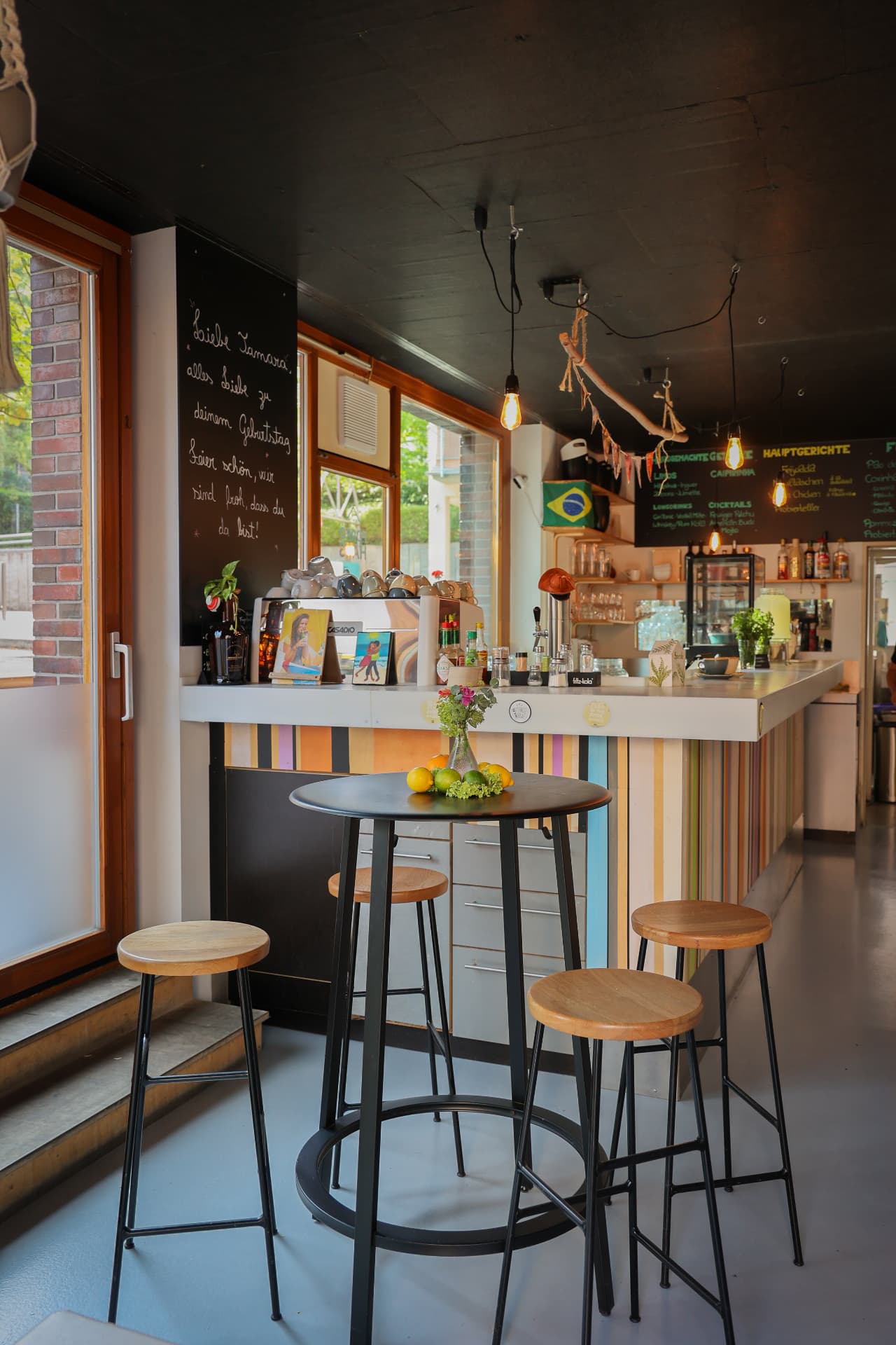 Sitzplätze und Bartresen im Café des Forró Haus