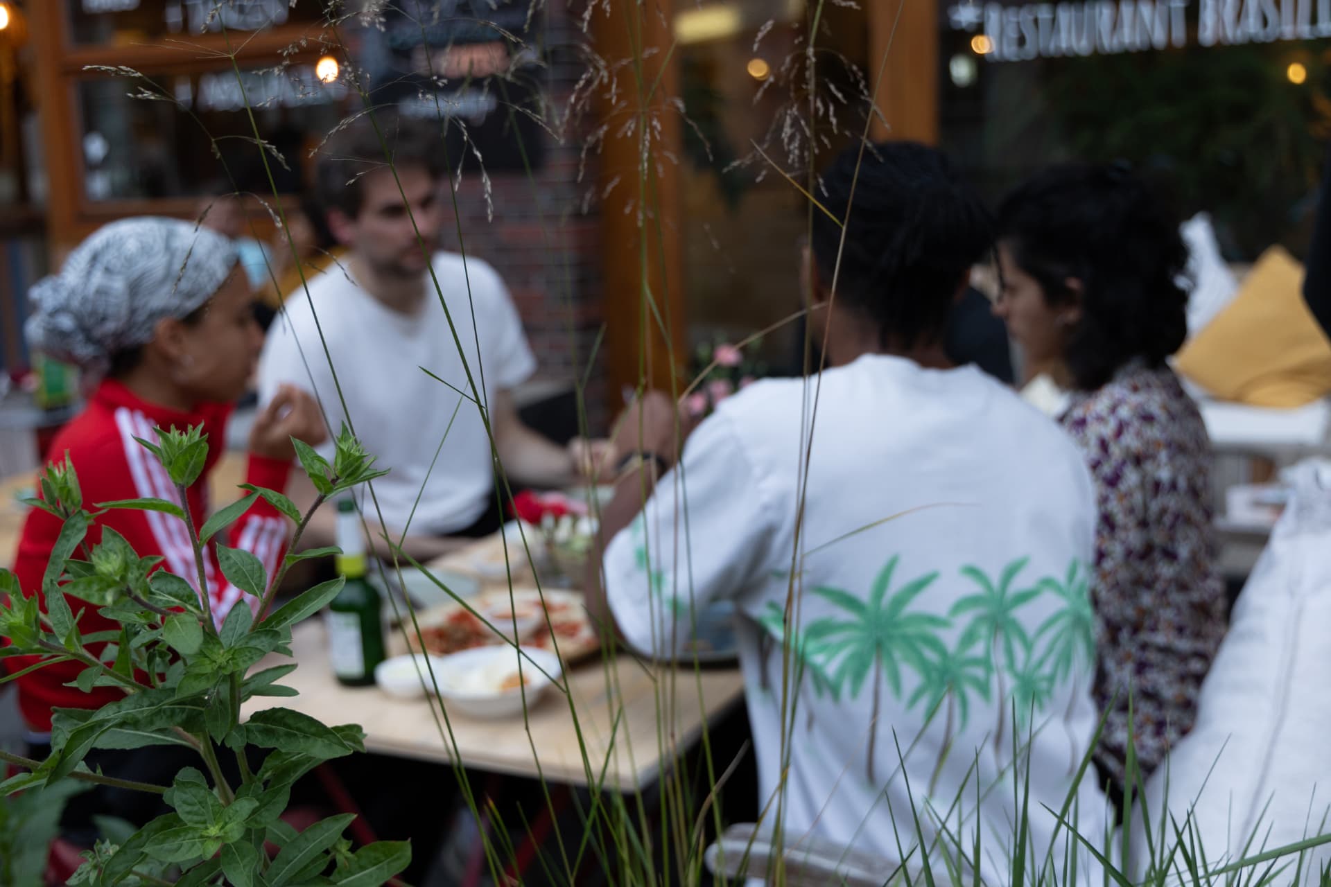 Gäste beim Essen auf der Terrasse an einem Sonntagabend