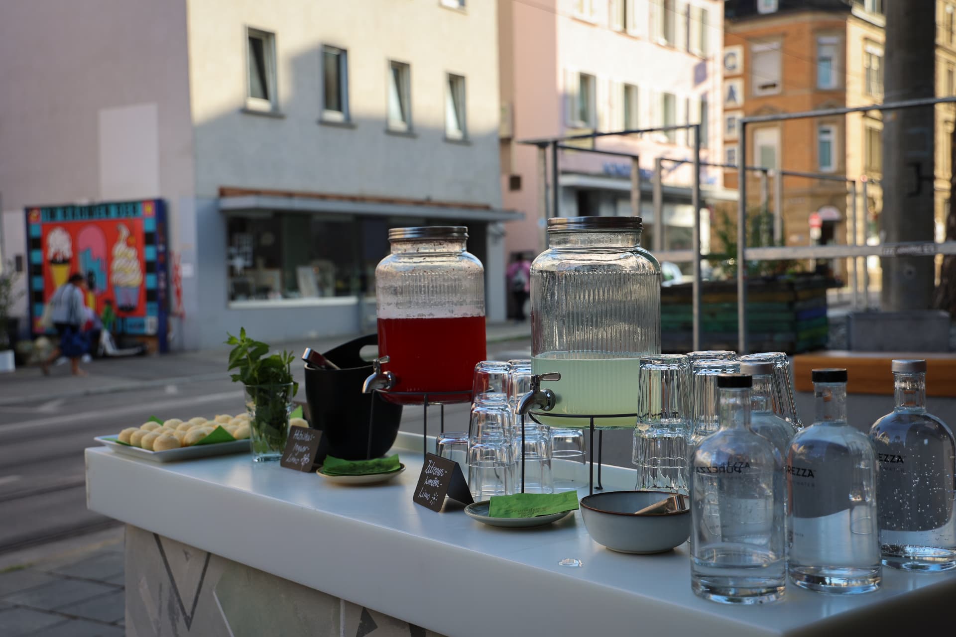 Die Bar mit Flaschenregal und Gläsern