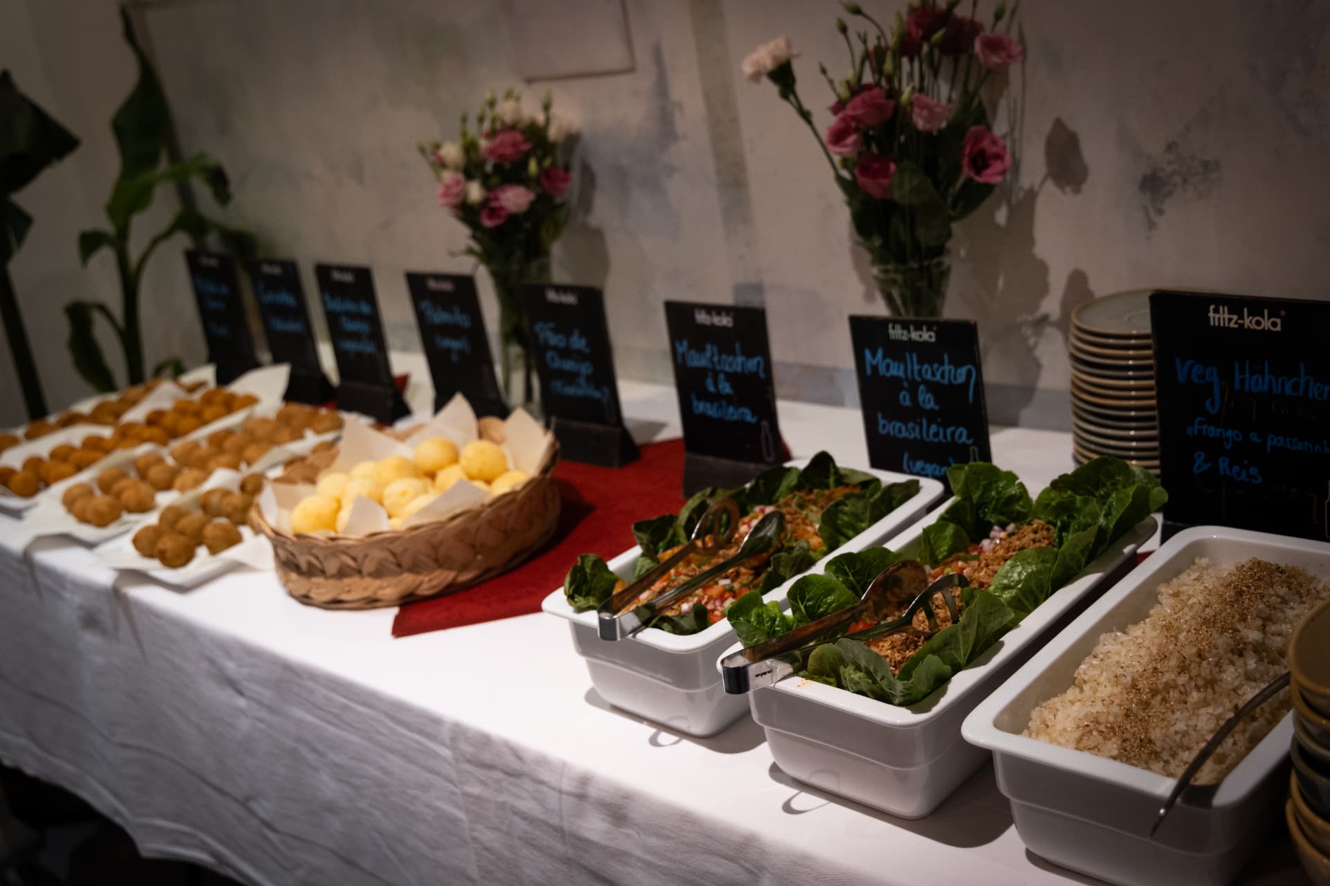 Brasilianisches Buffet mit Reis, Bohnen und Salaten in Schalen